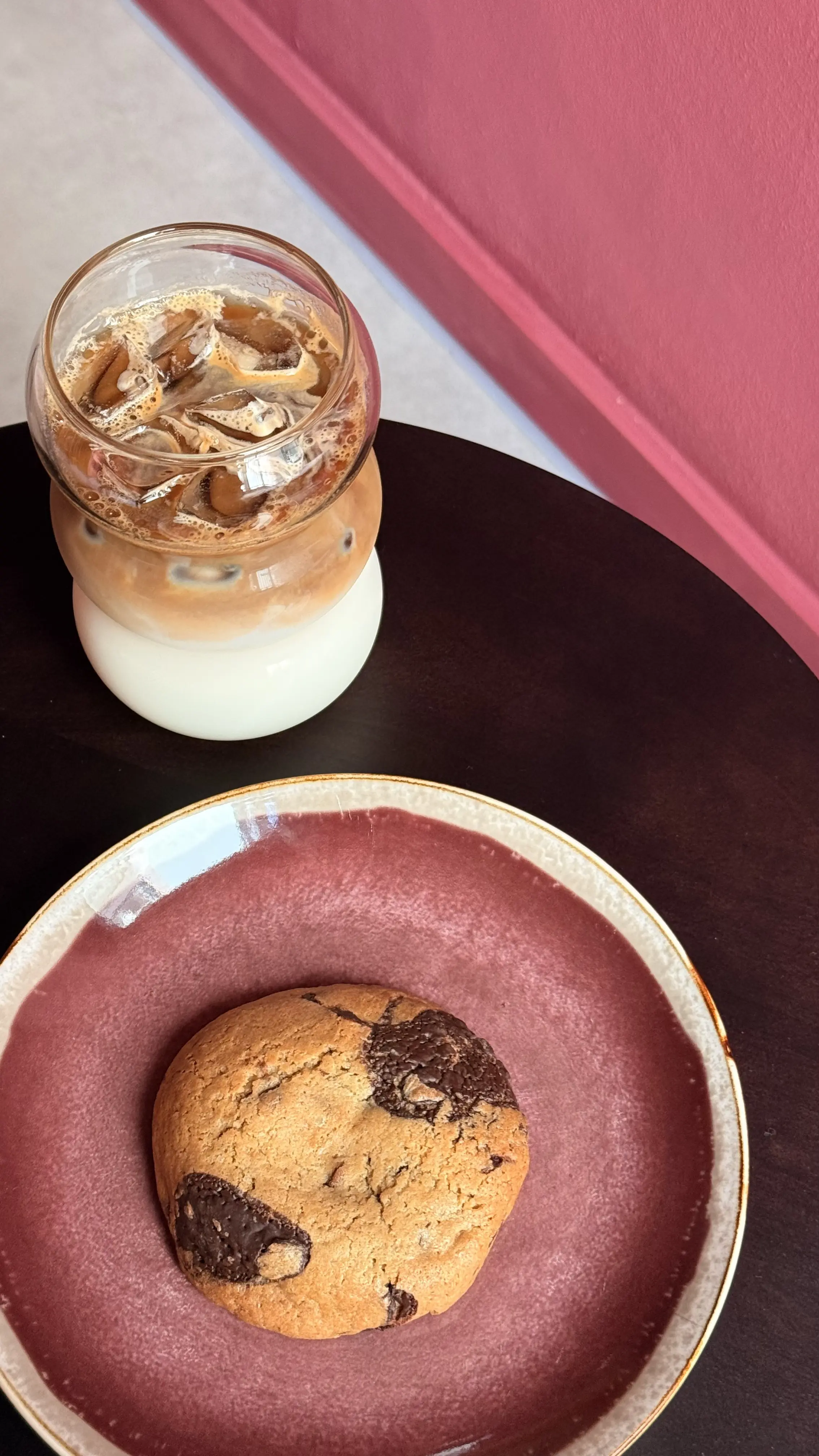Ice latte e cookie de chocolate
